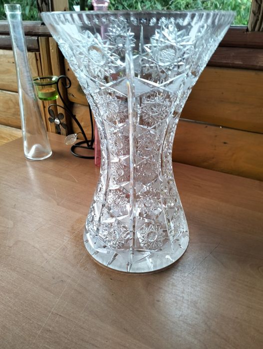 Świecznik , różowa butelka z kamieniami