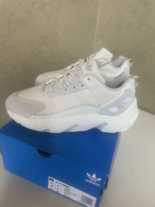 Кросівки Adidas.