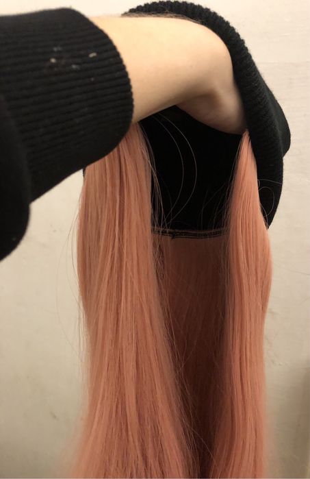 Rozowa peruka polaczona z czapka