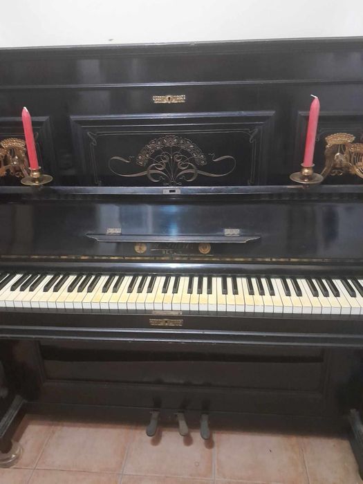 Piano  marca Alemã-LUBITZ "