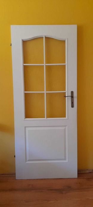 Białe drzwi łazienkowe