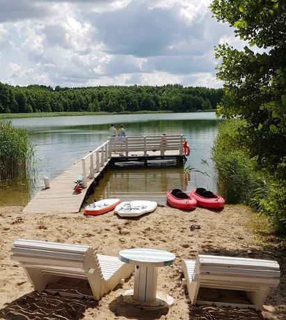 Działka budowlana z linią brzegową, widokiem, plażą, pomostem, mediami