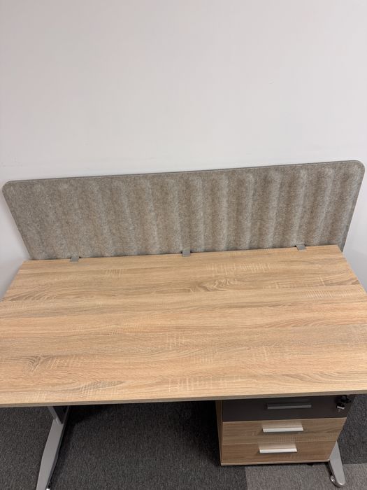 Biurko z kontenerkiem z szufladami