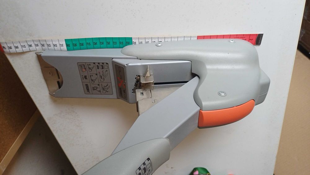 Duży zszywacz biurowy do 170 kartek. Solidny