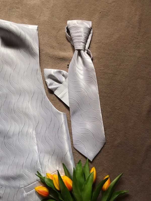 Kamizelka vintage ślubna biała ozdobna poszetka krawat S