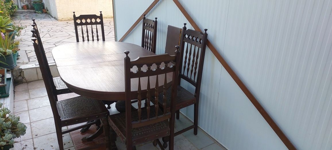 Mesa com 6 cadeiras em madeira