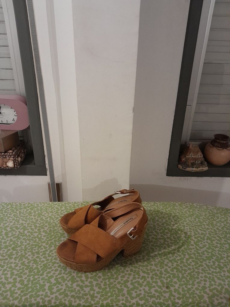 Vendo Sandálias de Senhora PULL&BEAR muito bonitas como novas