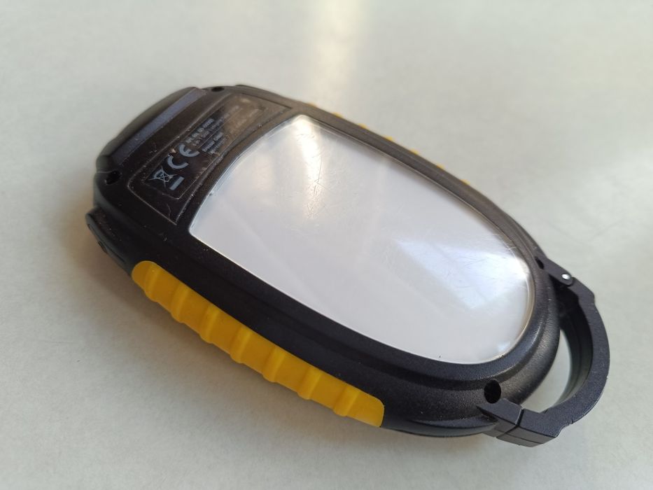 Ładowarka słoneczna z 4 różnymi ustawieniami światła