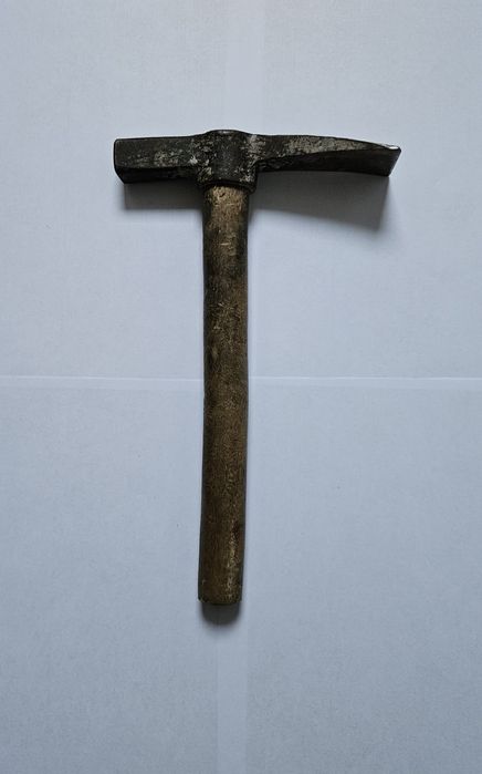 Zabytkowy młotek murarski