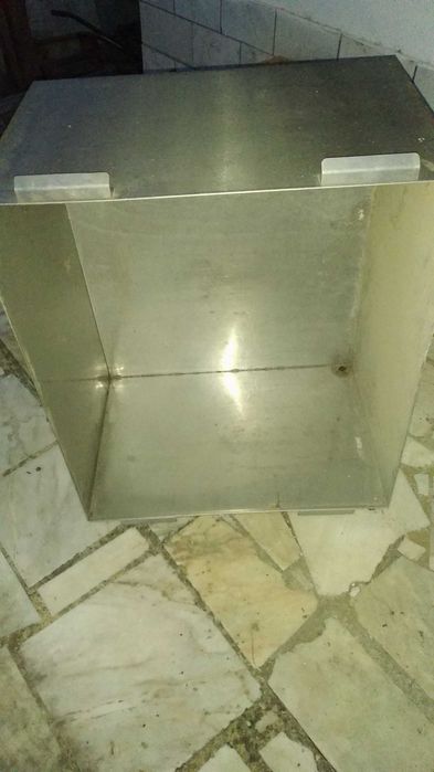 Tanque em inox com saída de água.