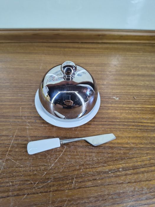 Porcelanowa maselniczka z nożykiem