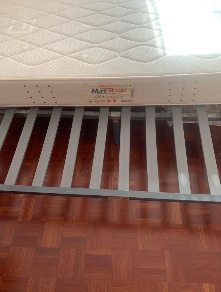 Cómoda com espelho + 2 mesas cabeceira + estrado casal + colchão casal