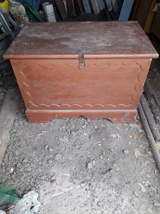 Скриня. Ящик, сундук. Можно для хранения вещей или зерна.