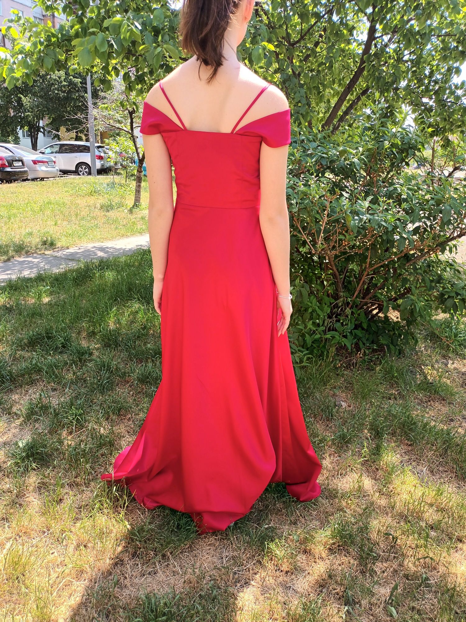 Червона випускна сукня