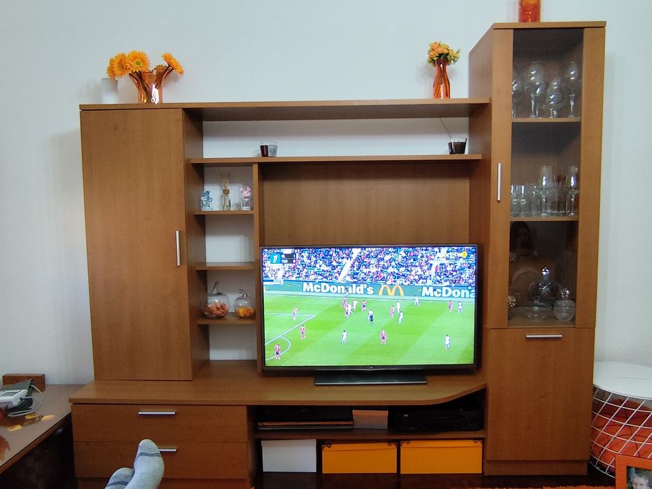 Móvel e mesa de sala, ( cinema )