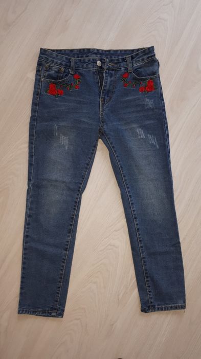 Стильні джинси з вишивкою в ідеальному стані. Розмір S / 42