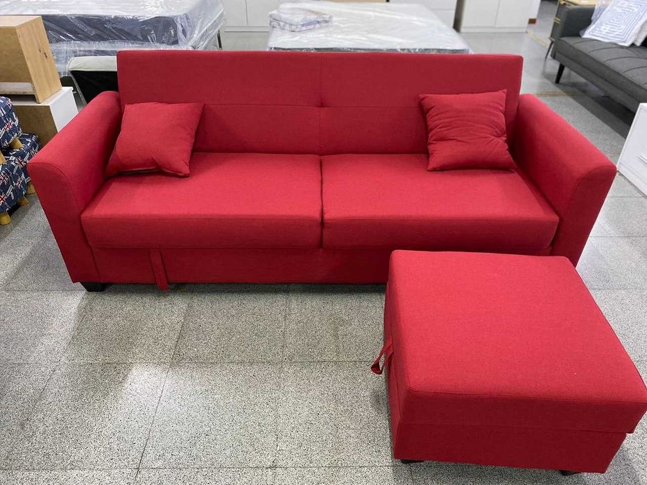 Sofá-cama vermelho com pufe e arrumação. Enviamos  para Portugal.