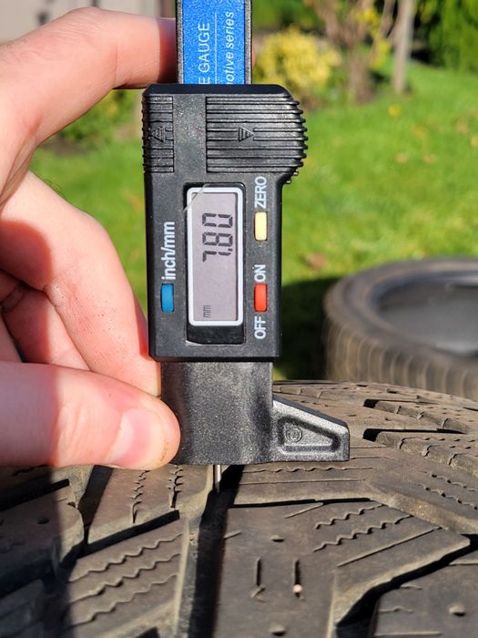 Продам зимову резину Hankook 245/45 R19
