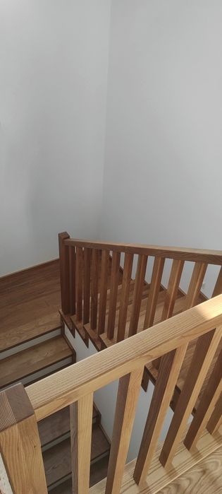 Schody , stopnie dębowe.