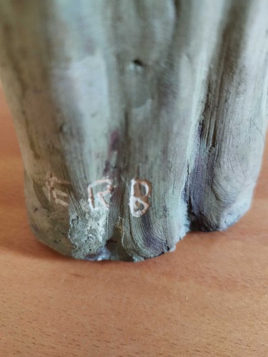 Dama  antiga ricamente vestida assinada