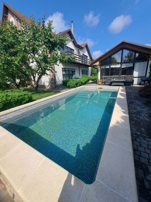 Оренда будинку з басейном новобудова