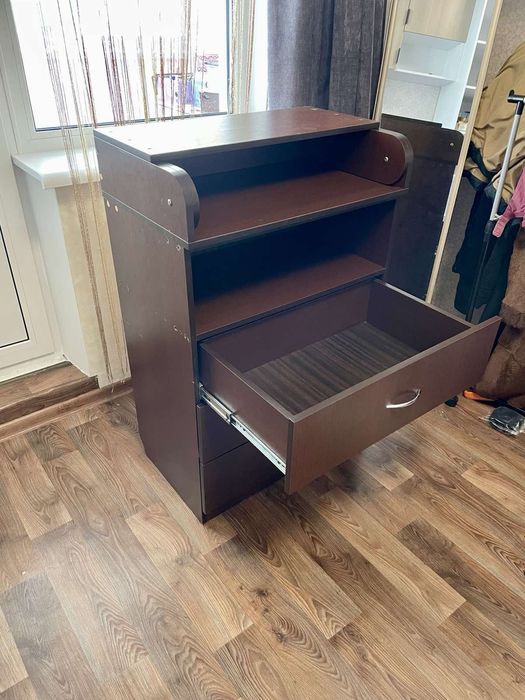 Пеленальним столик з комодом.