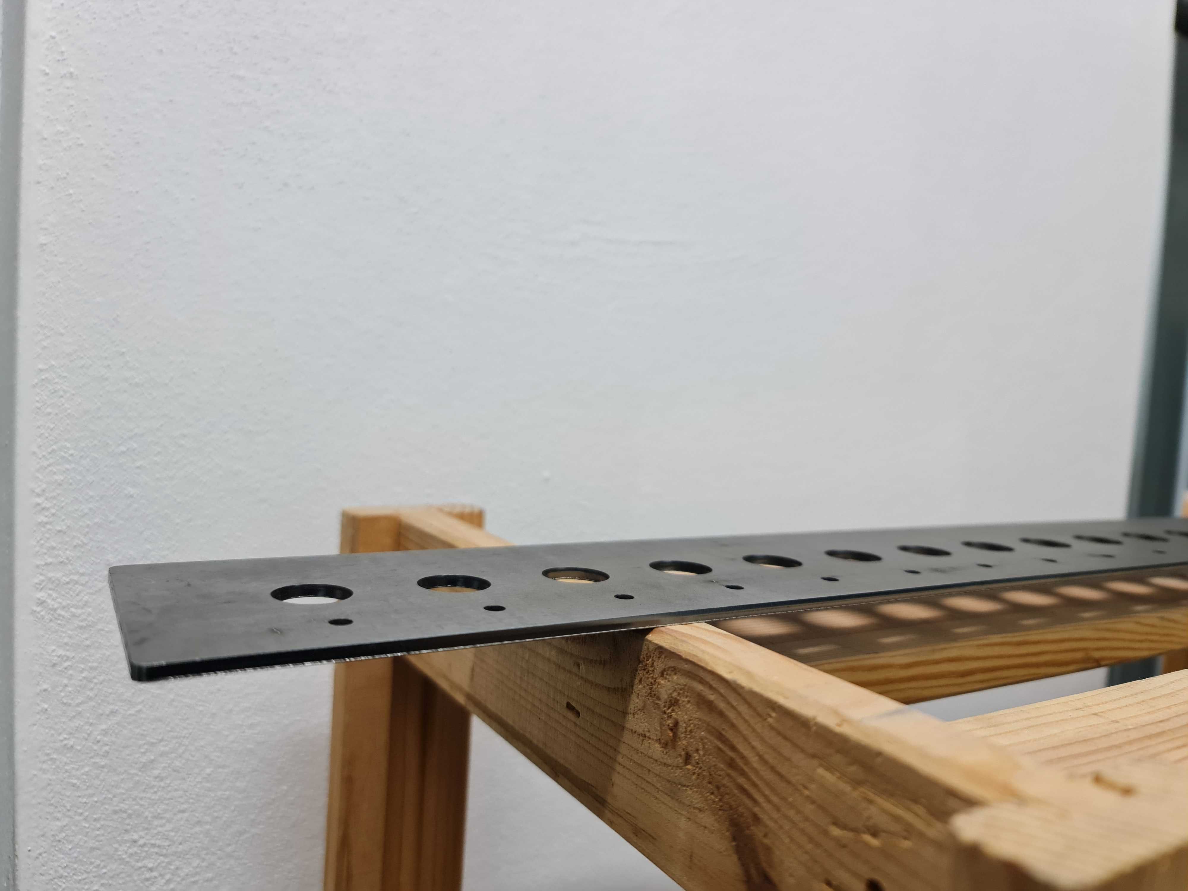 Szablon stolarski - 2 rzędy otworów, 15 otworów 552x74x3 [mm] METAL