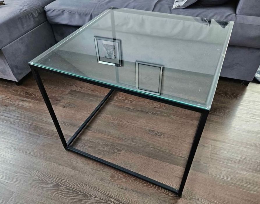 Czarny stolik kawowy ze szklanym blatem