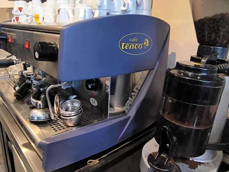 Máquina de café industrial + moinho (oferta de chávenas e pires)