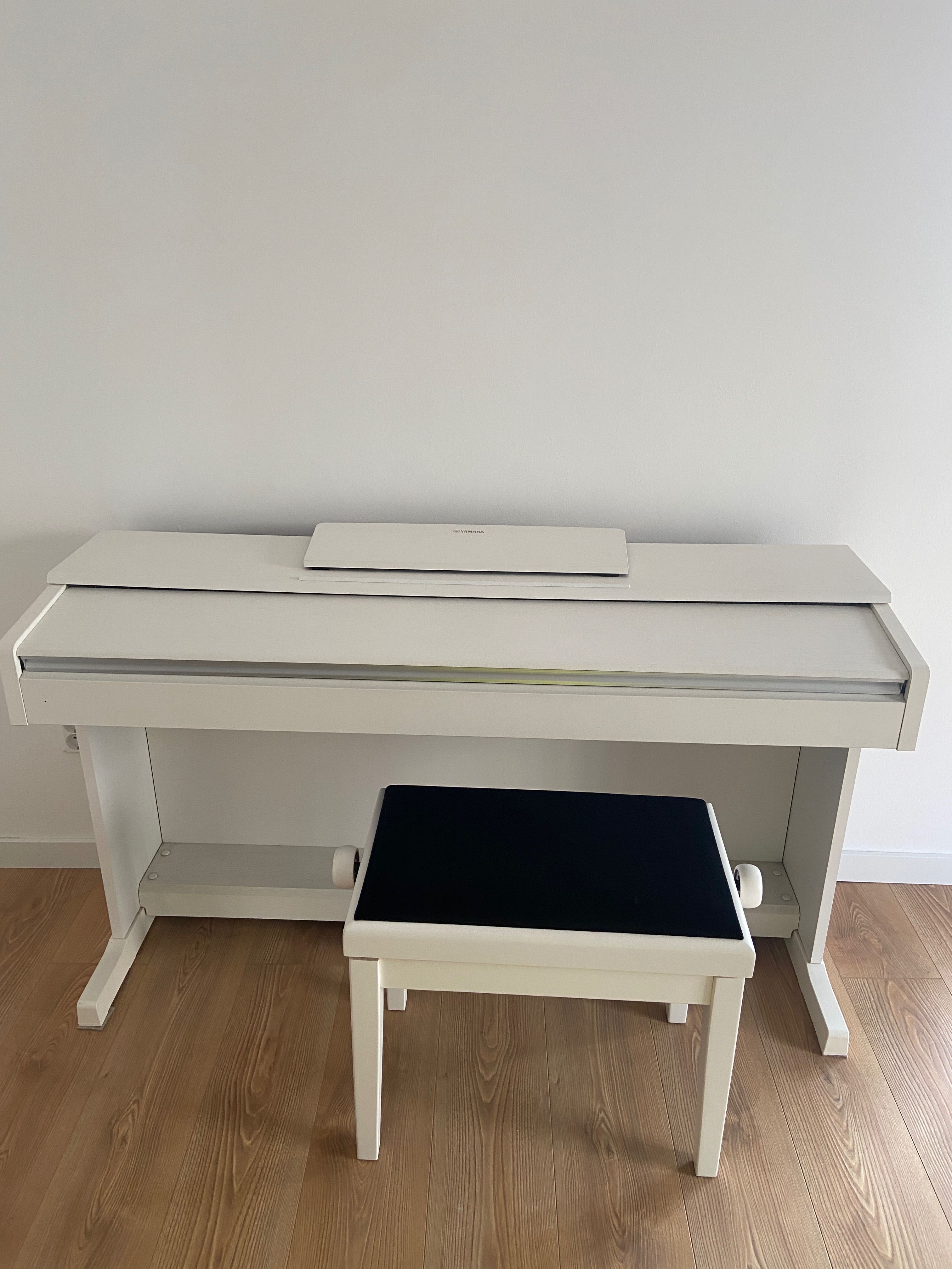 Piano branco  Yamanha Arius 144 + banco - estado impecável
