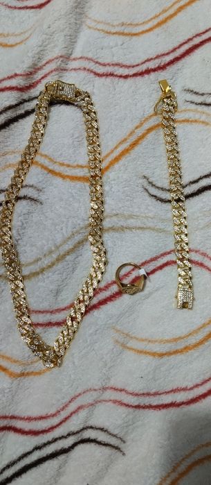 Fios, pulseira e anel brilhantes