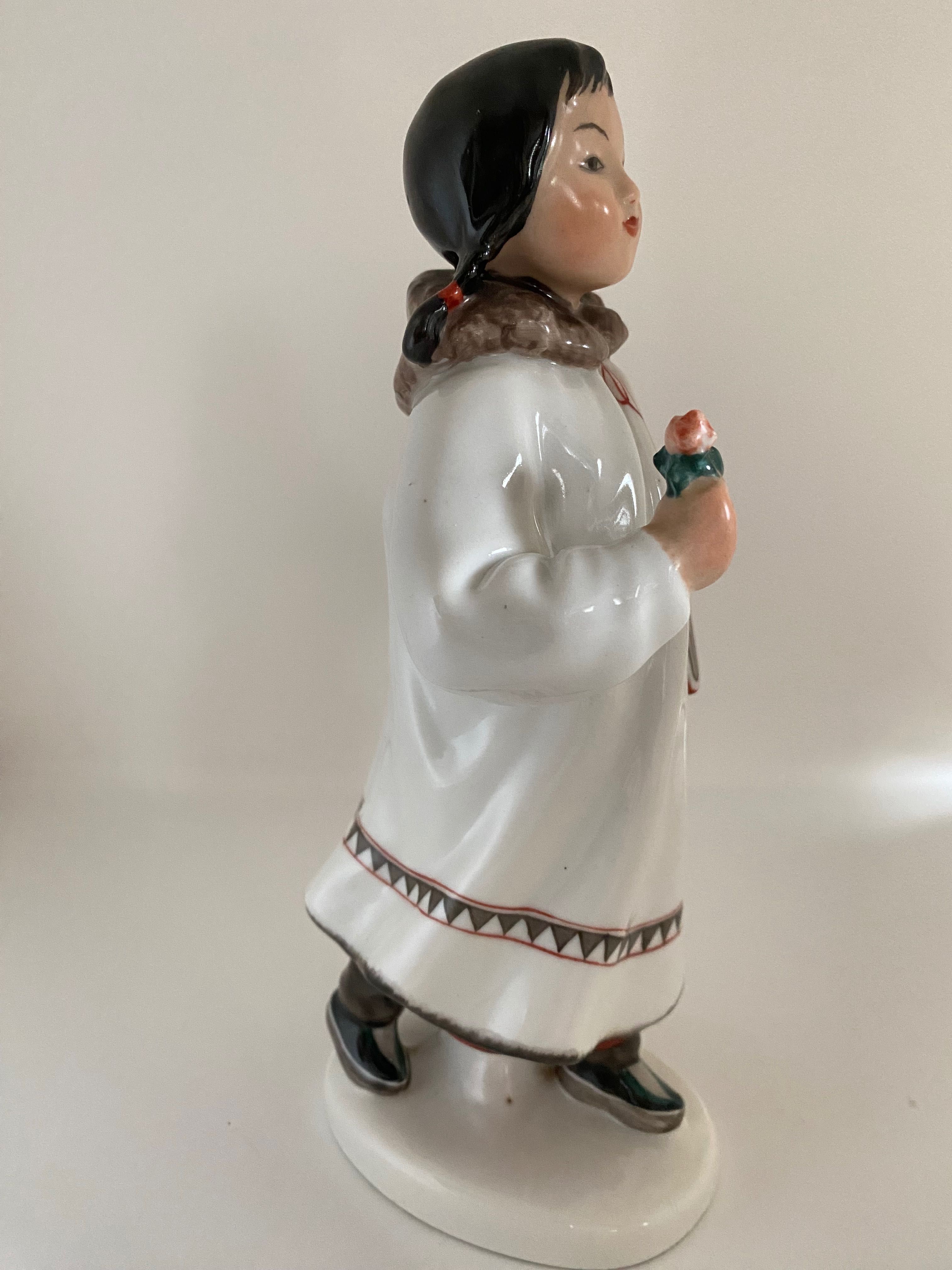 Якутка с цветком и книгой , ЛФЗ  фигурка фарфор.