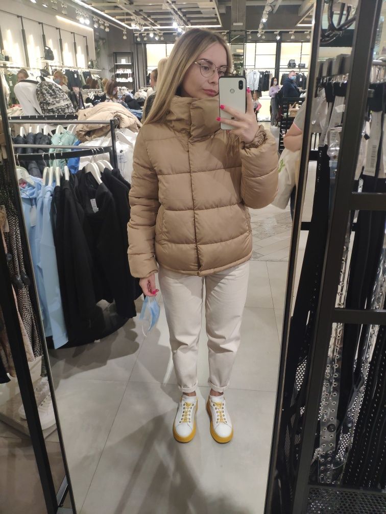 Жіноча осіння куртка беж, Stradivarius XS, можна S, М. Чорна куртка