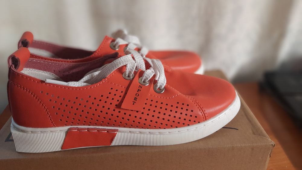 Кроссовки кожаные 36р