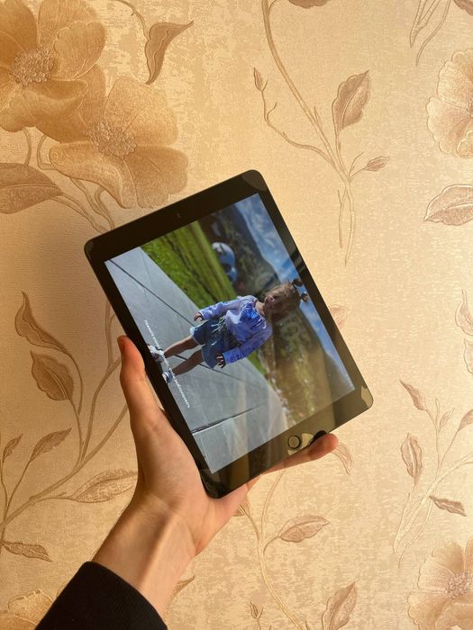 Ipad 6 th gen 128 GB Space Gray на запчастини або відновлення
