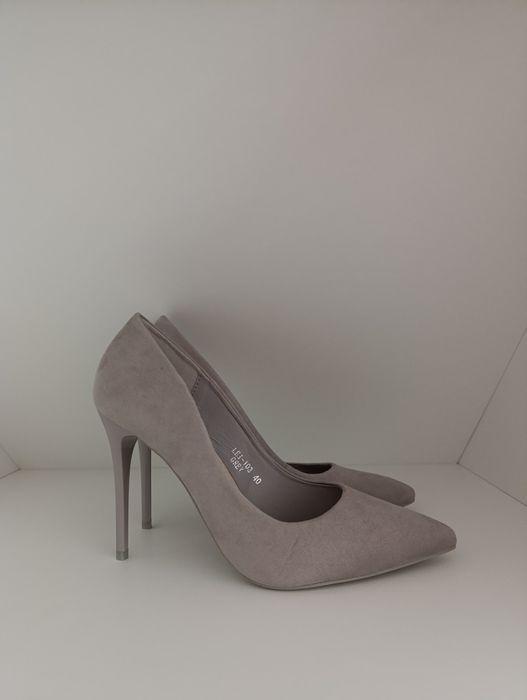 Jasnoszare szpilki zamszowe 40 nowe