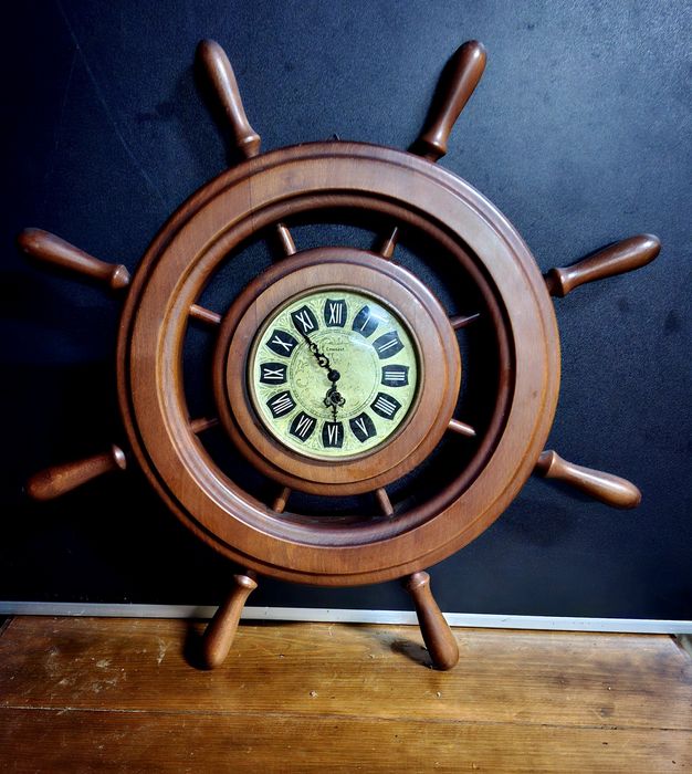 Roda de leme com relogio mecanico