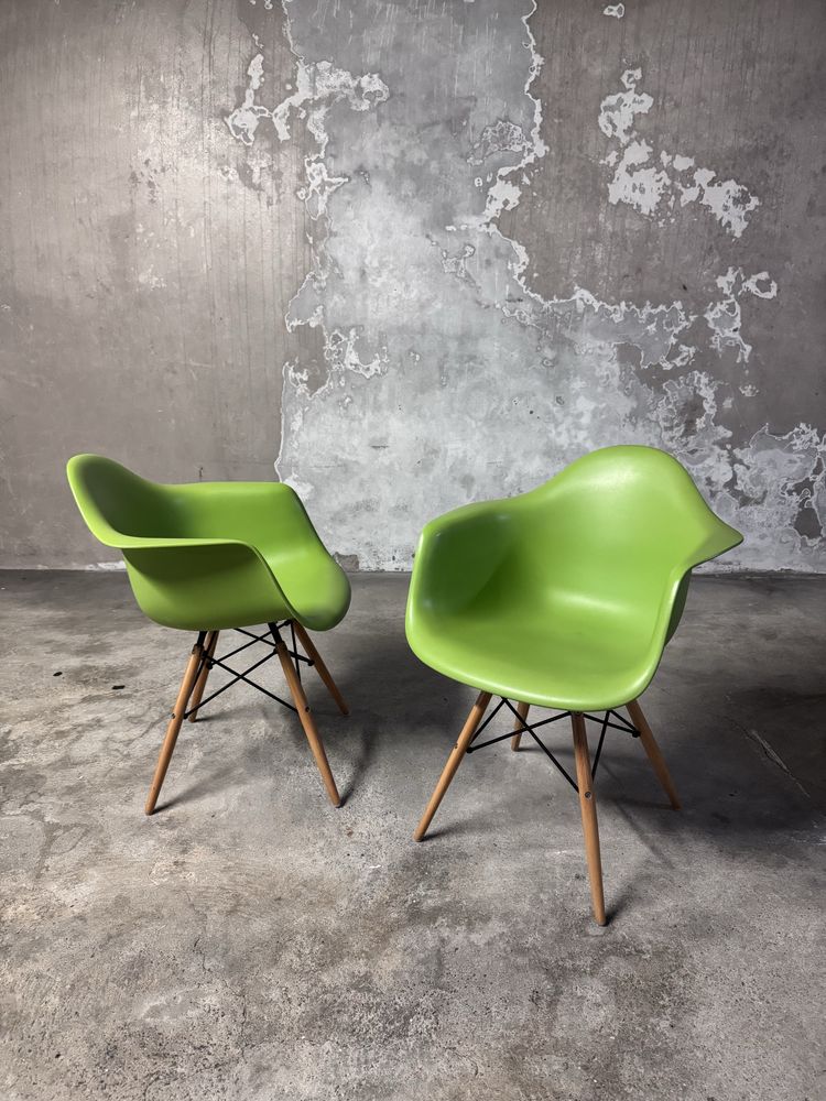 Cadeira com braços Charles Eames. Ótimo estado.