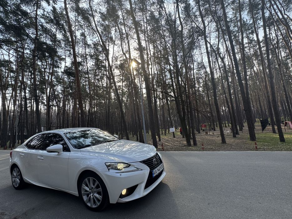 Lexus is 250 - офiцiйне авто,що дарує емоції!