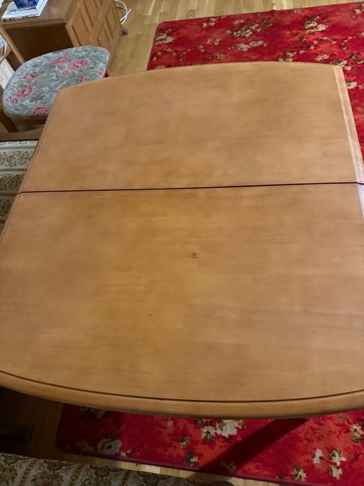 Продается раскладной деревянный стол со стульями