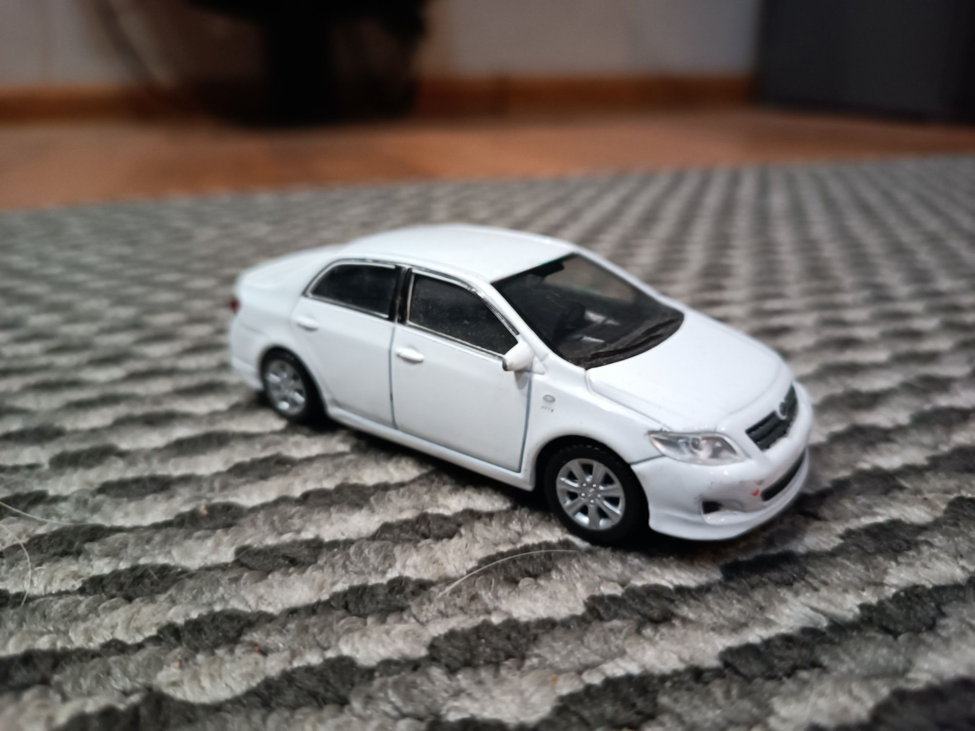 Model Welly 1:43 Toyota Corolla Biała