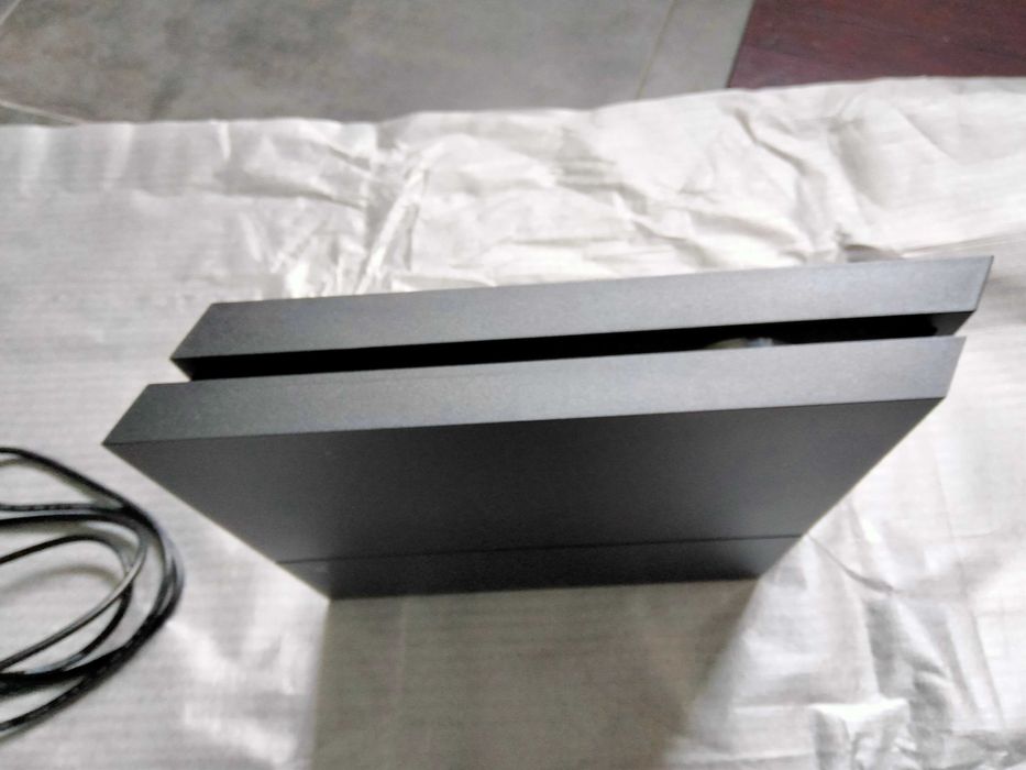 Vendo PlayStation 500 GB armazenamento ano de 2016 como nova