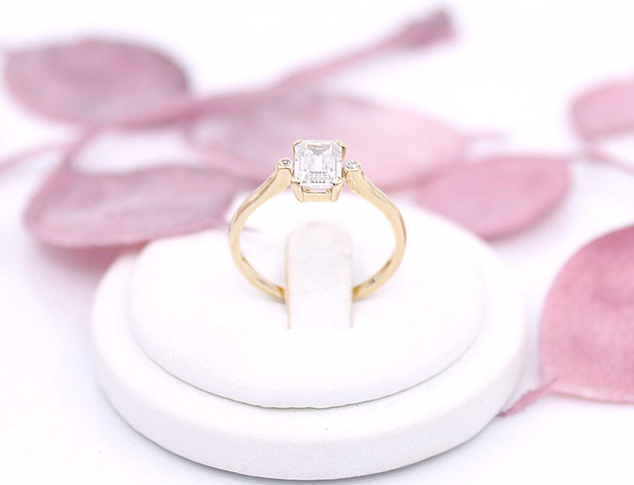 Złoty pierścionek p.585/2,16g z kamieniem