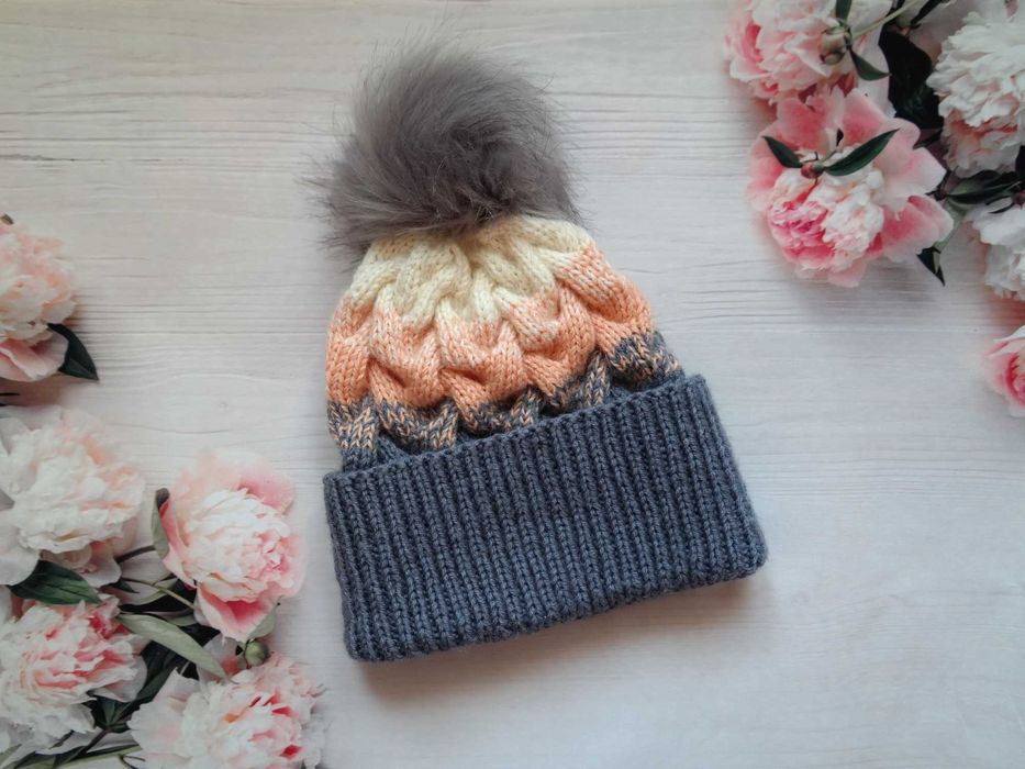 Czapka Brzoskwiniowy Puch ręcznie robiona z pomponem z futra sztuczneg