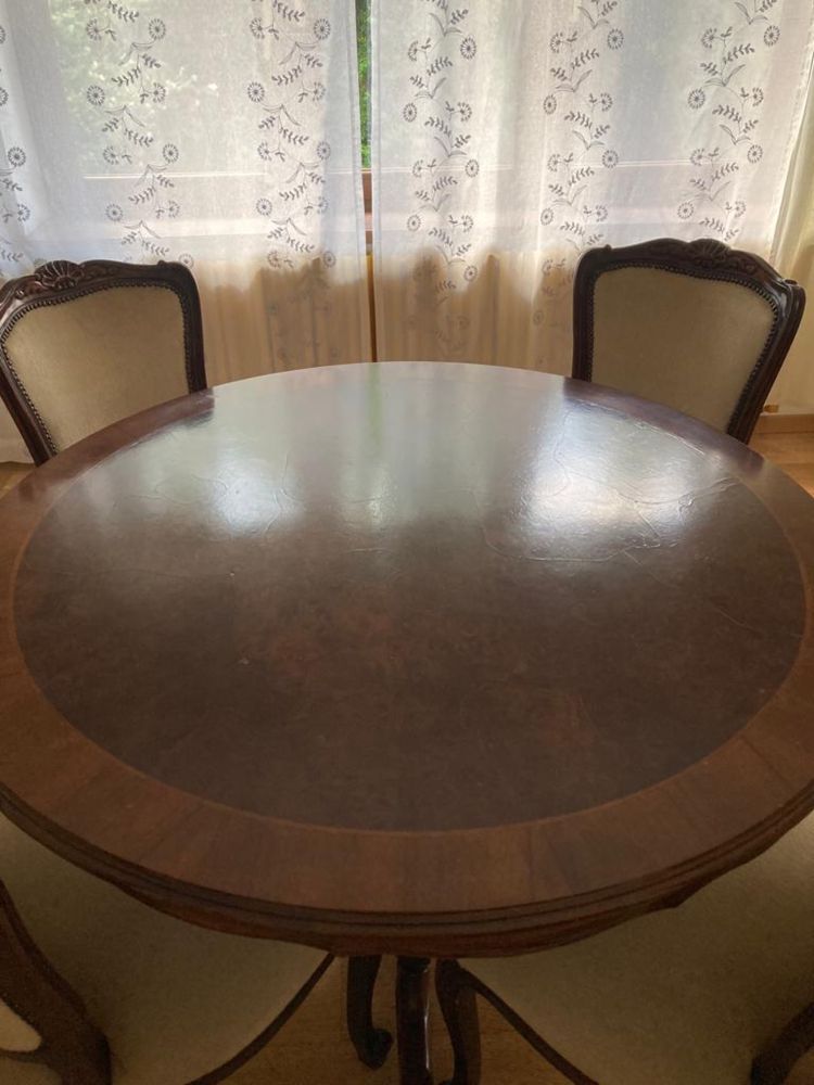 Stół antyczny z krzesłami