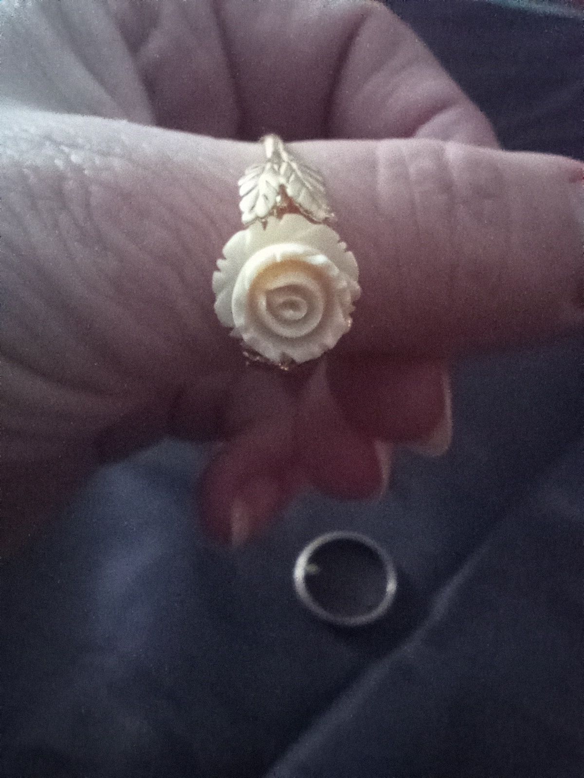 Złoty łańcuszek i pierścionek z różą.