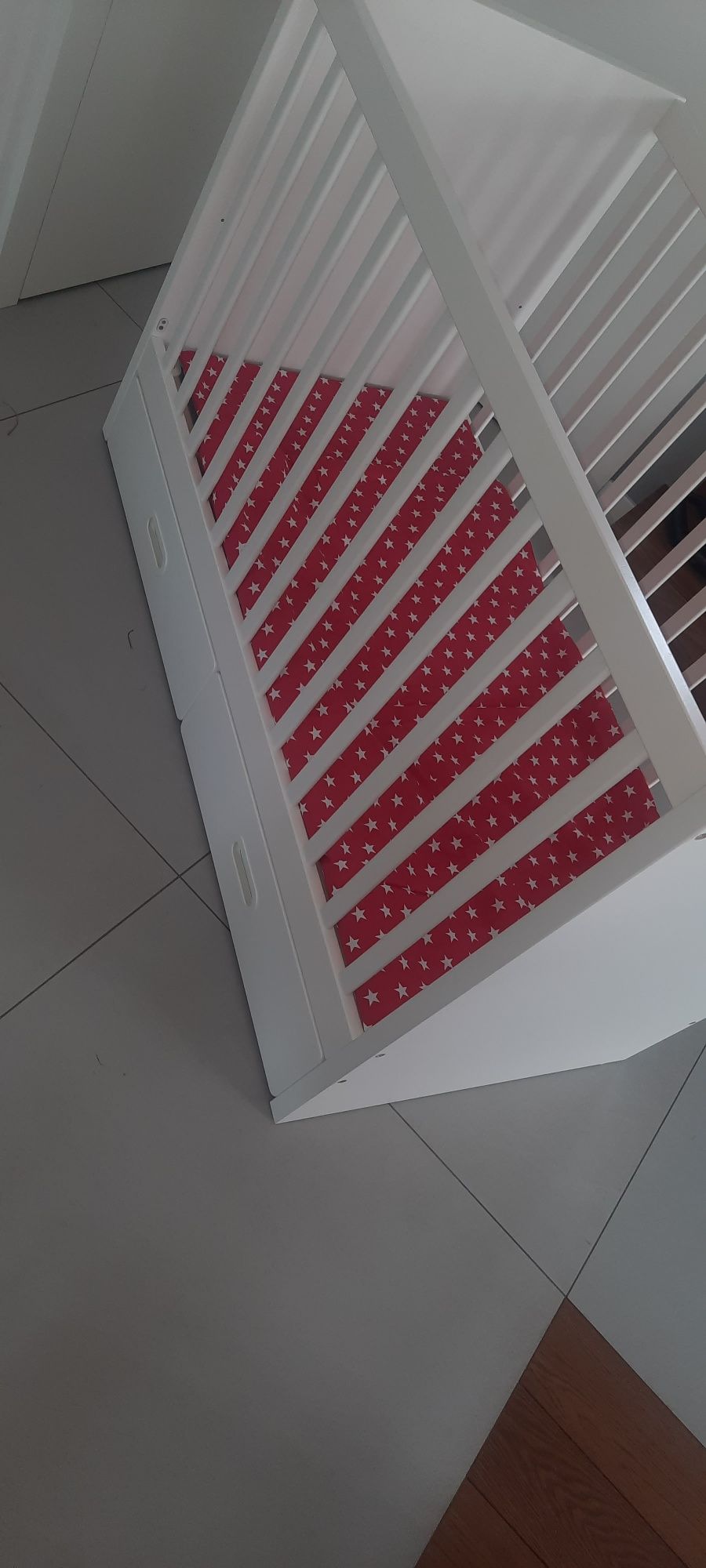Pościel dziecięca do łóżeczka 60x120cm czerwona w białe gwiazdki szara