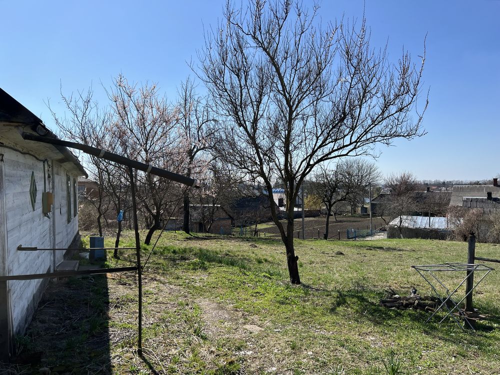 Цегляний будинок під реконструкцію з великою ділянкою в с. Городок
