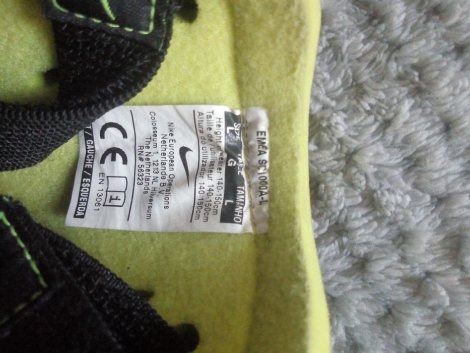 Ochraniacze piłkarskie Nike T 90. Rozmiar L