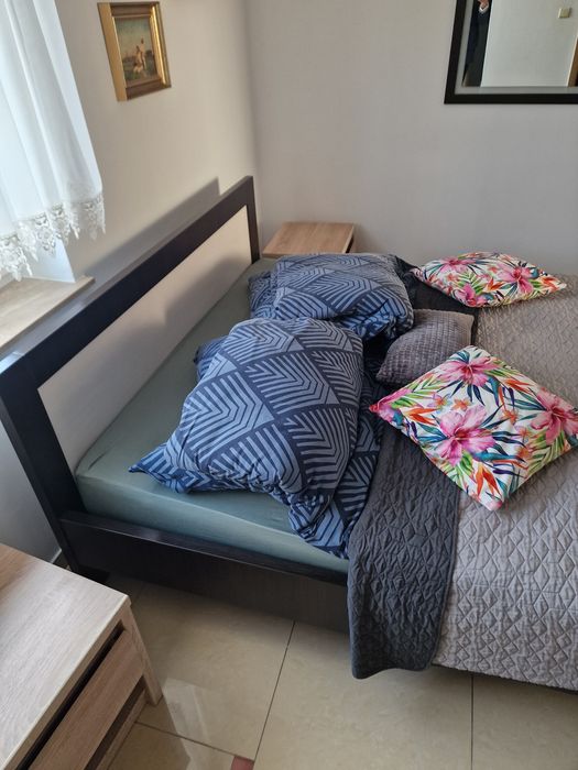 Łóżko z stelażem i materacem